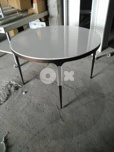 High end table Medium size 0